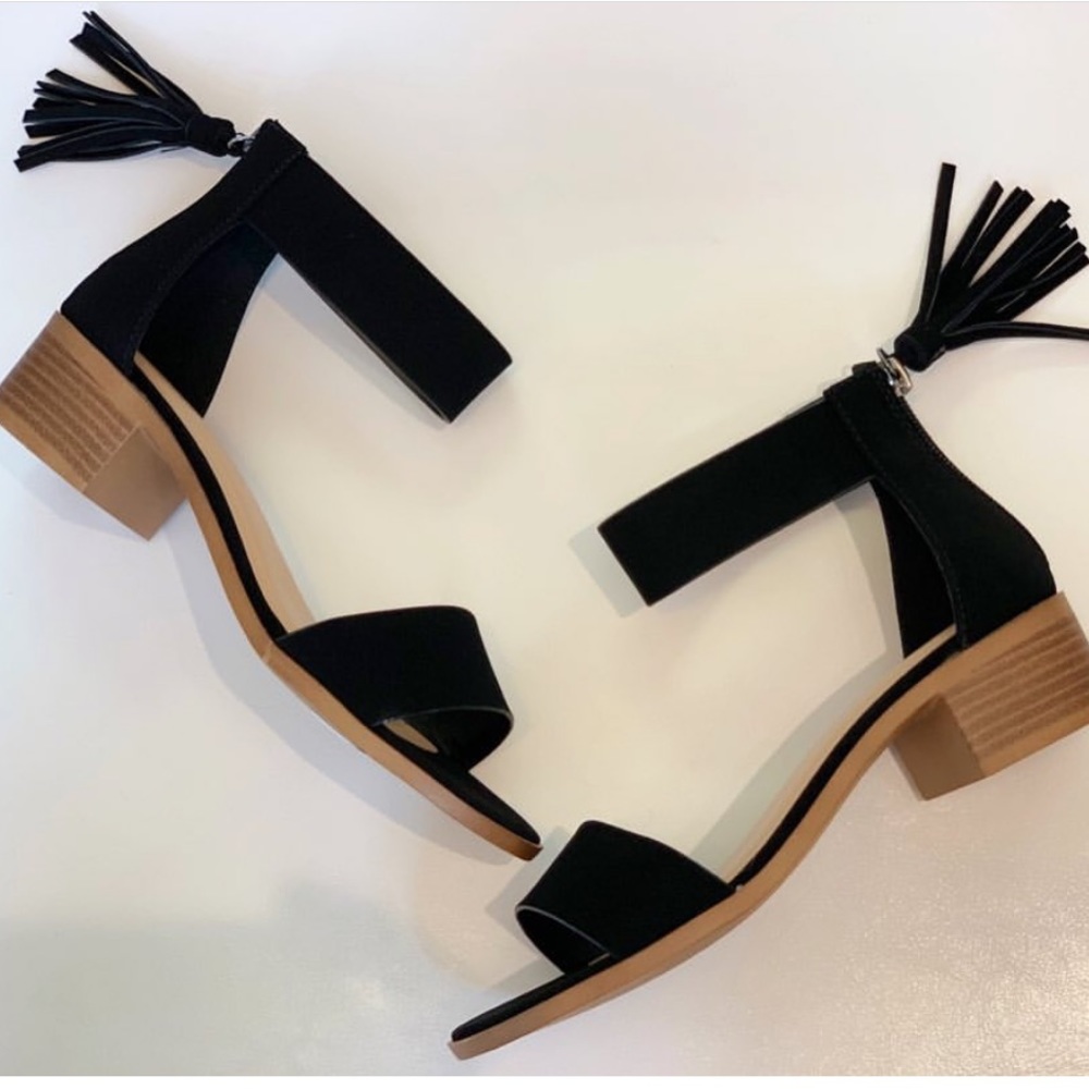 Short heel sandal with tassel zipper